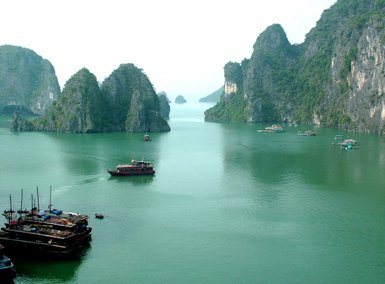 Kristallklares, ruhiges Wasser der Halong-Bucht – Vietnam Familienreise