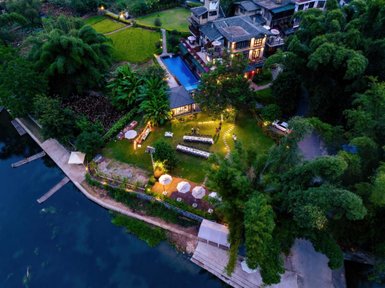 Eine malerische Ansicht des Moondance Boutique Resorts mit einem Pool und üppiger Vegetation, ideal für Entspannung.