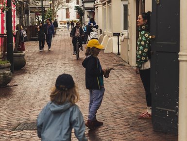 Kinder spielen in der Stadt Stellenbosch – Südafrika Familienreise