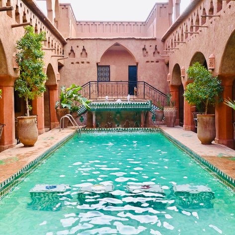 Entspannender Poolbereich im traditionellen Riad Maktoub – Marokko Familienreise