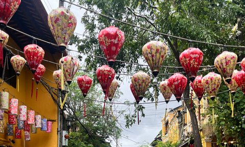 Lebendige und farbenfrohe Straße in der Altstadt von Hoi An – Vietnam Familienreise