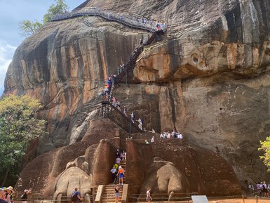 Steintreppe führt entlang der Felswand hinauf zum beeindruckenden Sigiriya-Felsen – Sri Lanka Reise mit Kindern