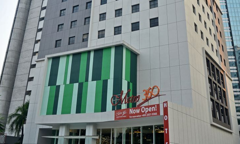 Modern gestalteter Hoteleingang – Malaysia & Borneo mit Kindern