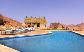 Poolbereich Desert Quiver Camp - Namibia mit Jugendlichen