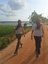 Zwei Mädchen gehen durch sandigen Weg - Sri Lanka Summer Family & Teens - Sri Lanka mit Jugendlichen im Sommer
