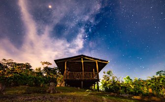 La Tigra Rainforest Lodge stimmungsvoll beleuchtet bei Nacht – Costa Rica mit Kindern