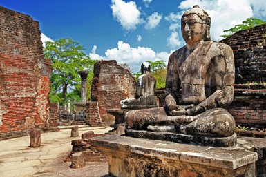 Gal Viharaya Tempel mit Buddha-Statuen in Polonnaruwa – Sri Lanka Reise mit Kindern