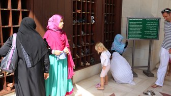 Einheimische Frauen in der Großen Sultan-Qabus-Moschee in Muscat – Oman mit Kindern