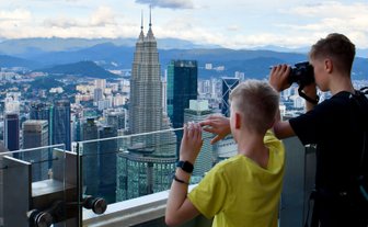 Kinder genießen die Aussicht vom KL Tower auf die Petronas Towers in Kuala Lumpur – Malaysia & Borneo Reise mit Kindern