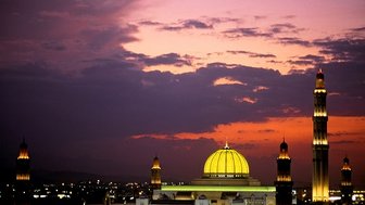 Moschee leuchtet nachts in Muscat – Oman Familienreise