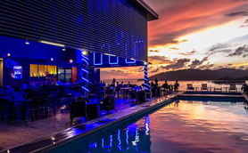 Sky Blu Bar mit nächtlicher Aussicht im Grandis Hotel – Malaysia & Borneo Reise mit Kindern