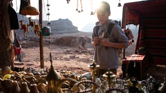 Junge am Verkaufsstand im Wadi Rum - Jordanien mit Kindern