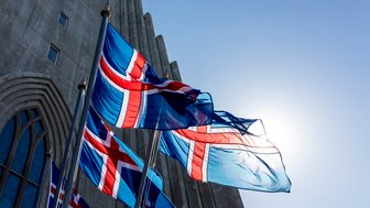 Drei Islandflaggen wehen im Wind