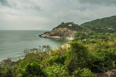 weiter Blick über Landschaft mit Felsen, Wasser und Pflanzen in Hua Hin - Thailand Familienreise