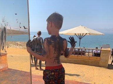 Junge mit Schlamm am Toten Meer - Jordanien Urlaub mit Kindern