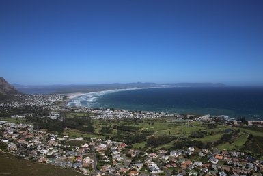 Ausblick auf Hermanus mit Stadt und Ozean – Garden Route mit Kindern