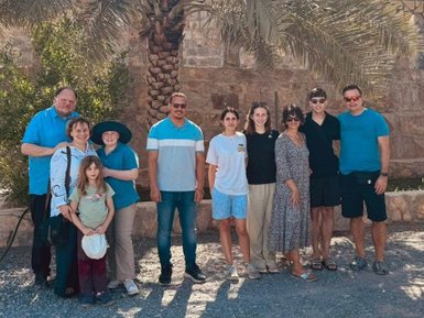 Gruppenfoto vor Sehenswürdigkeit im Oman – Oman Familienreise