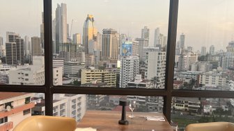 Elegantes Restaurant mit Blick auf die Wolkenkratzer von Panama City, stimmungsvolles Licht erhellt den Raum.