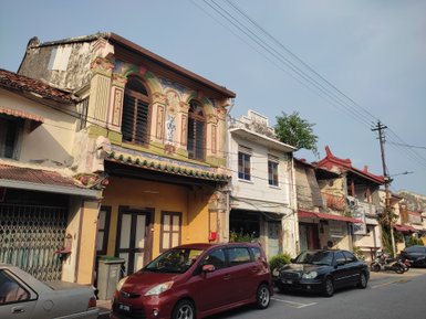 Kunstvolle Fassaden entlang einer Straße in Malakka – Malaysia & Borneo Reise mit Kindern