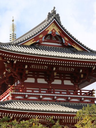 Die beeindruckende Architektur des Senso-ji Tempels in Tokio zeigt kunstvoll verzierte Dächer und lebendige Farben.