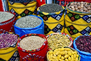 Bunte Gewürze in den Ständen des Mutrah Souks in Muscat – Oman Familienreise