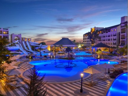 Außenpool im Steigenberger Pyramids Cairo Hotel bei Nacht – Ägypten Reise mit Kindern