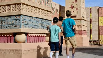 Kinder erkunden gemeinsam mit einem Guide die Atlas Film Studios in Marokko – Familienreise nach Marokko