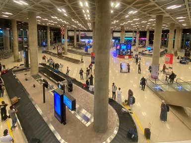 Ankunftshalle Flughafen Amman - Jordanien mit Kindern