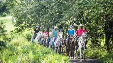ruppe erkundet den Nationalpark Rincón de la Vieja auf Pferden – Costa Rica Familienreise
