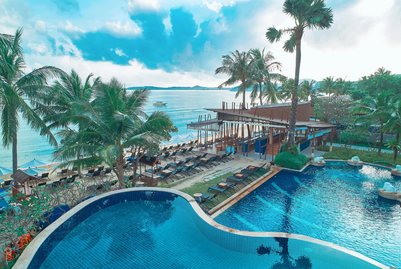 Ein atemberaubender Blick auf den Infinity-Pool, umgeben von Palmen und mit Blick auf das ruhige Meer in Koh Samui.