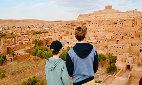 Kinder bewundern die weite Landschaft von Aït Ben Haddou – Marokko Familienreise