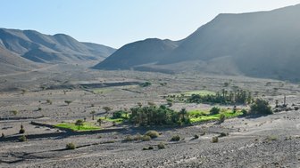 Weite Wüstenlandschaft mit Bergen am Iriki-See, Schauplatz der Rallye Dakar – Marokko Familienreise