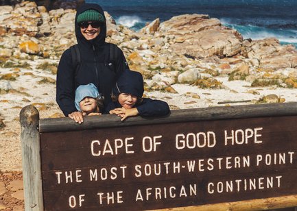 Mutter und Kinder genießen die Aussicht am Kap der Guten Hoffnung – Südafrika mit Kindern
