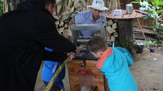 Frisch gepresster Zuckerrohrsaft auf der Finca Don Juan – Costa Rica Familienreise