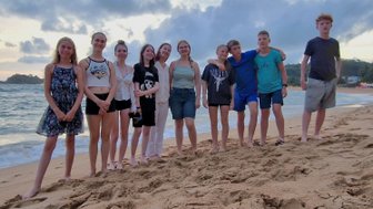 Teenager-Gruppe genießt gemeinsam die Zeit am Strand – Sri Lanka Familienreise