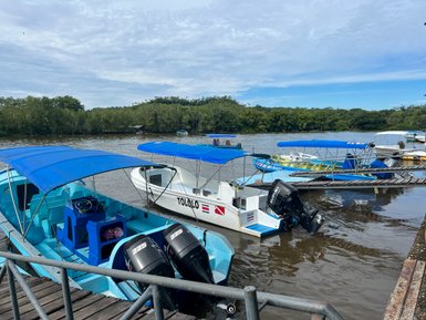 Bunte Boote am Ufer der Drake Bay in Costa Rica – Costa Rica Familienreise
