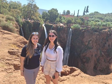 Teenagerinnen genießen den beeindruckenden Blick auf die Ouzoud-Wasserfälle in Marokko – Marokko Familienreise