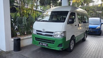 Grün-weißer Toyota Kleinbus vor dem Hotel - Malaysia Familienreise