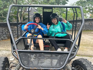 Teilnehmer genießen eine aufregende Quad-Buggy Tour – Bali mit Kindern