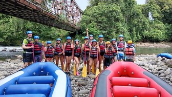 Familie und Guide posieren vor dem Start zum Rafting – Costa Rica Familienreise