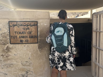 Der Eingang zum berühmten Grab von Tutanchamun im Tal der Könige – Ägypten Reise mit Kindern