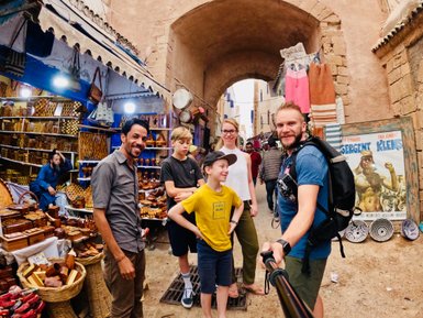Familie und lokaler Guide machen ein Selfie in Essaouira – Marokko mit Kindern