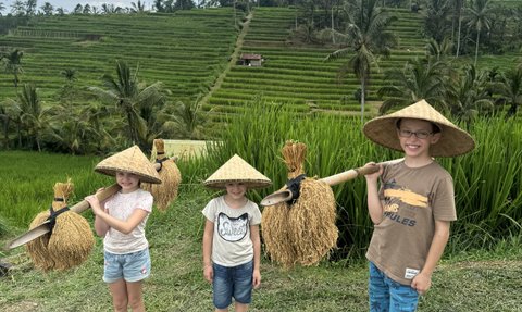 Kinder entdecken das Leben auf den Reisterrassen von Jatiluwih auf Bali – Bali mit Kindern