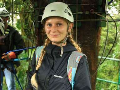 Frau steht gespannt und bereit zum Ziplining im Selvatura Park – Costa Rica Familienreise