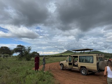 Geländewagen unter bewölktem Himmel im Serengeti-Nationalpark – Tansania mit Kindern