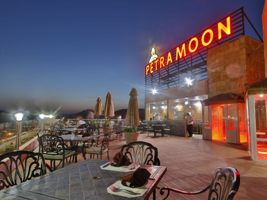 Blick auf Dachterrasse am Abend Hotel Petra Moon - Jordanien Reise mit Kindern