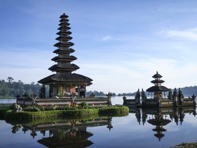 Malerischer Pura Ulun Danu Tempel am Seeufer – Bali Reise mit Kindern