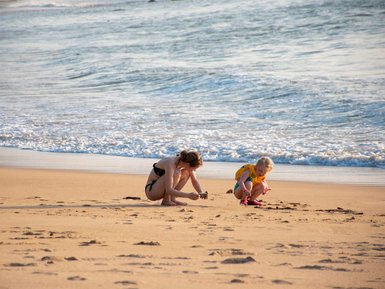 Zwei Kinder spielen am Sandstrand in Khao Lak - Thailand mit Kindern