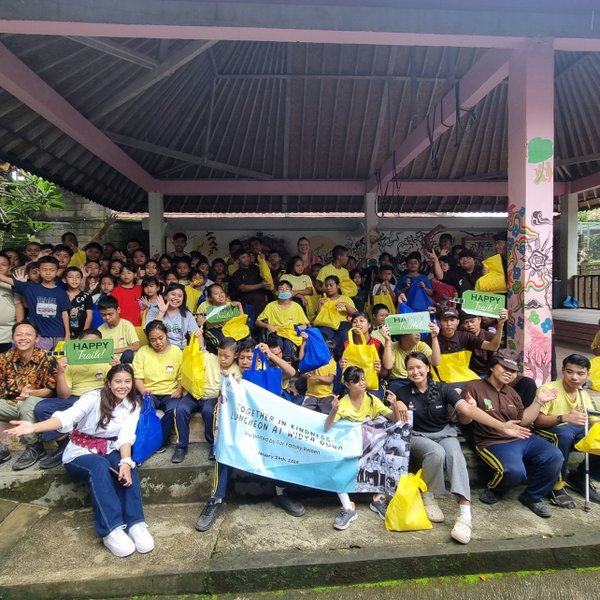 Kinder und Betreuer posieren für ein gemeinsames Gruppenfoto – Bali Familienreise