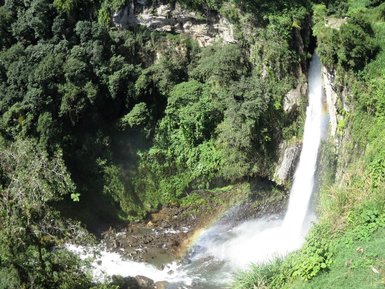Wasserfall Cascada de Texolo eingebettet in grünen Dschungel bei Xico – Mexiko mit Kindern